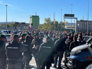 Trieste, proteste davanti ai cancelli del porto 1