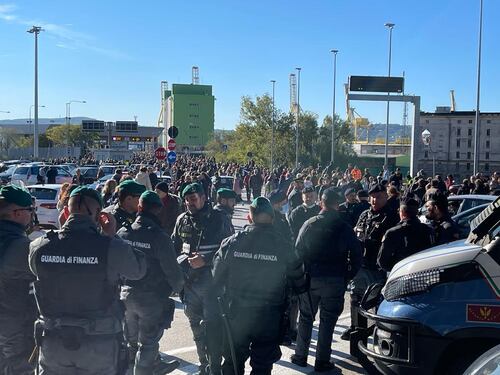 Trieste, proteste davanti ai cancelli del porto
