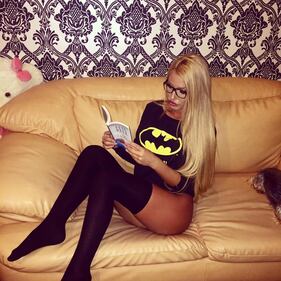 Posa nuda su Playboy. Il padre si toglie la vita 2