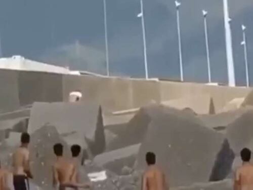 Sesso sulla spiaggia libera: ragazzi prendono a sassate la coppia