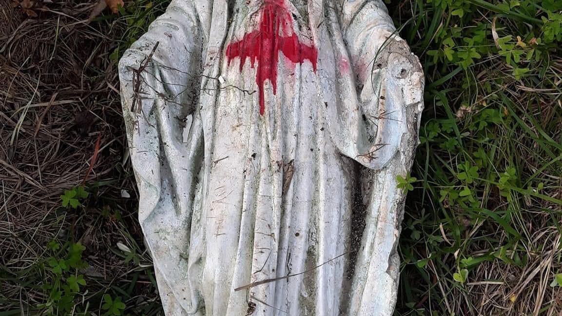 Madonna decapitata e con croce rovesciata, il ritrovamento choc