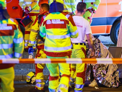 Berlino, auto sulla folla durante il Gay Pride. Almeno un morto e diversi feriti, si cerca un uomo fuggito a piedi. I testimoni: “Inseguiva le persone col coltello”