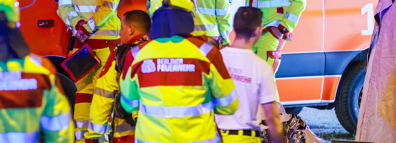 Berlino, auto sulla folla durante il Gay Pride. Almeno un morto e diversi feriti, si cerca un uomo fuggito a piedi. I testimoni: “Inseguiva le persone col coltello”
