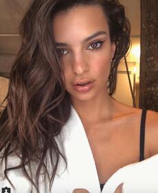 Emily Ratajkowski sexy in barca 7