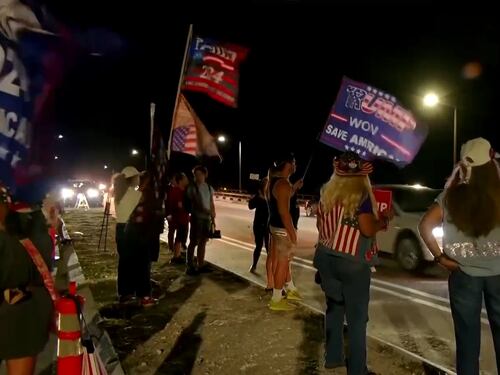 Striscioni e bandiere: si scalda la piazza pro Trump