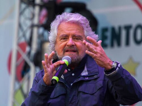 Grillo difende la giunta Raggi: "Anch'io avevo la tessera Pd"