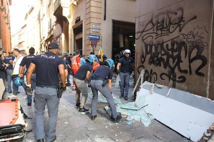 Bologna, esplosione in centro: sventrato un ristorante giapponese 11
