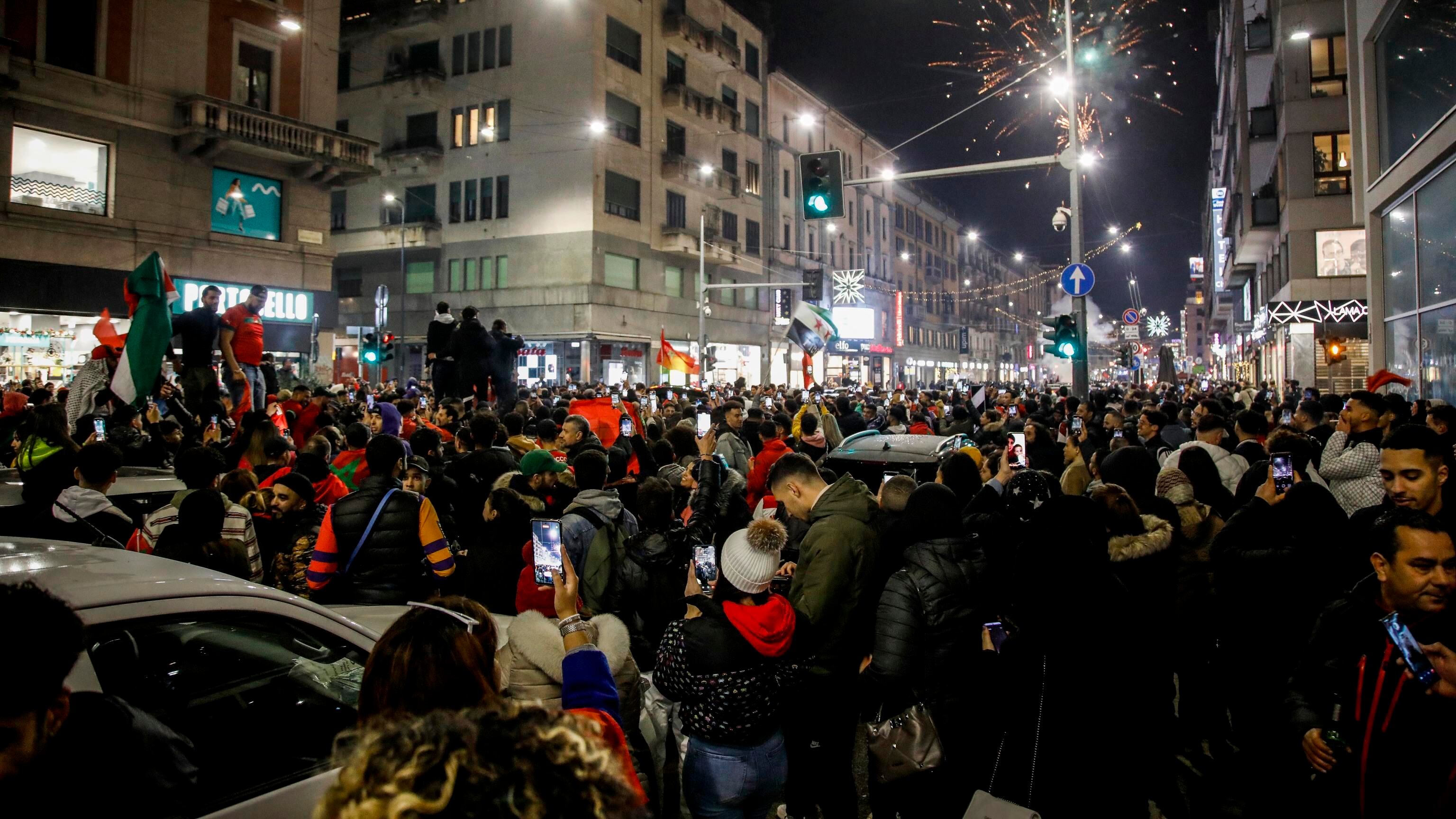 Esultanze e feste mondiali dei tifosi marocchini. Danni in centro a Milano, assalto nazi a Verona