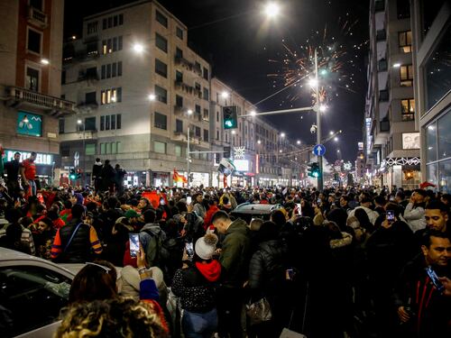 Esultanze e feste mondiali dei tifosi marocchini. Danni in centro a Milano, assalto nazi a Verona