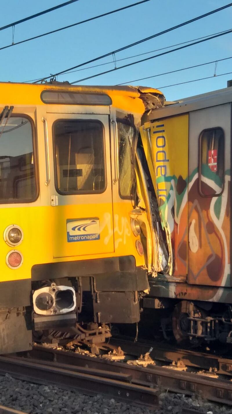 Napoli, scontro tra due treni nella metropolitana 1