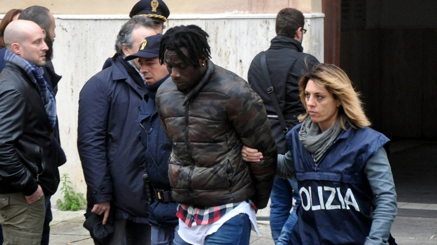 "Devono bere lacrime e sangue". Maxi blitz sulla mafia nigeriana