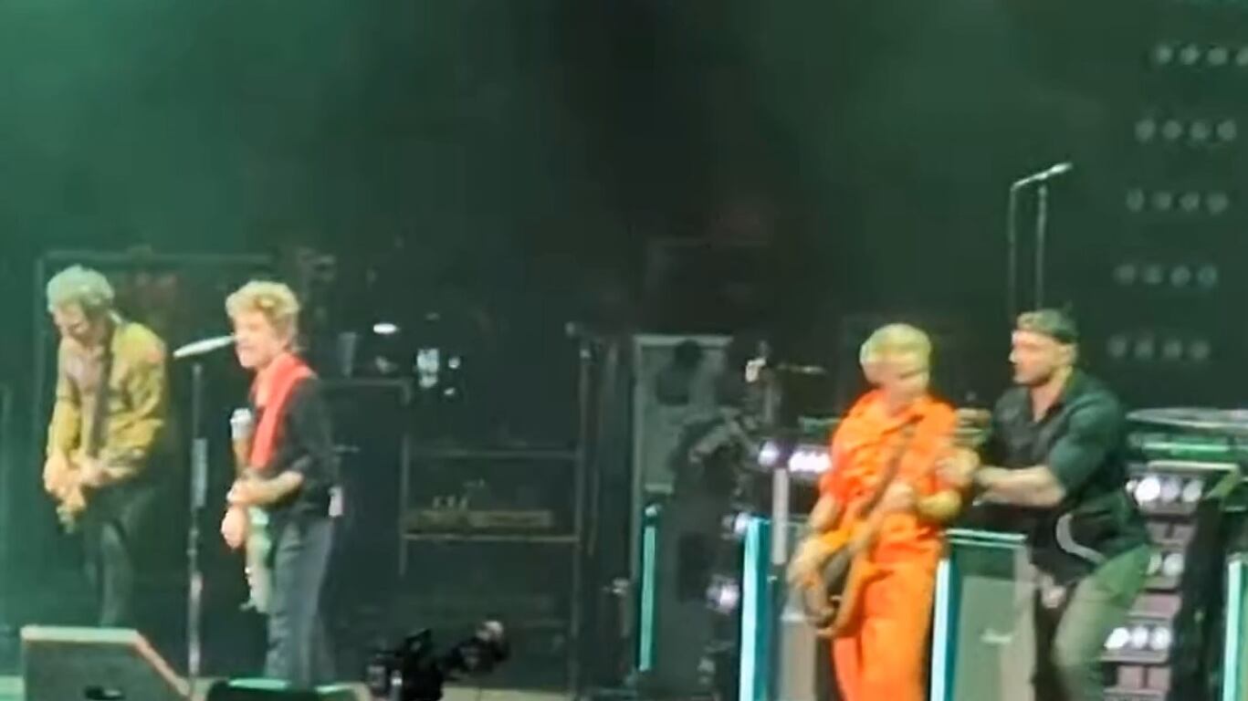 Paura al concerto dei Green Day: un drone si avvicina al palco e la band scappa