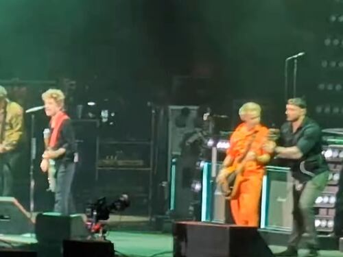 Paura al concerto dei Green Day: un drone si avvicina al palco e la band scappa