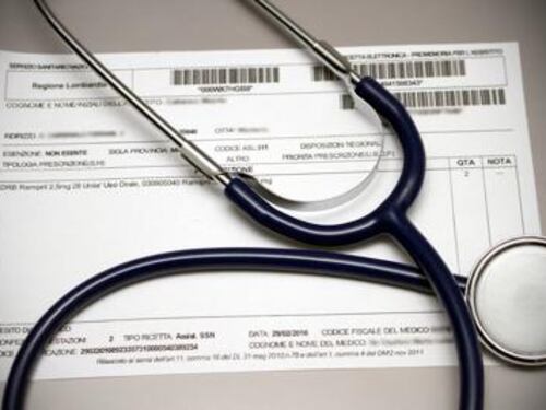 Addio alla ricetta bianca dal medico. La prescrizione arriverà su WhatsApp