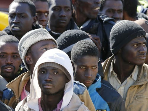 Germania, migrante si suicida e la folla grida: "Salta!"