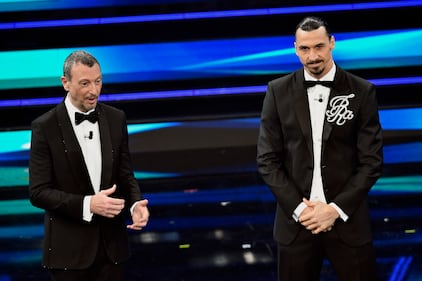 Ibrahimovic sul palco di Sanremo con la giacca col suo logo 1