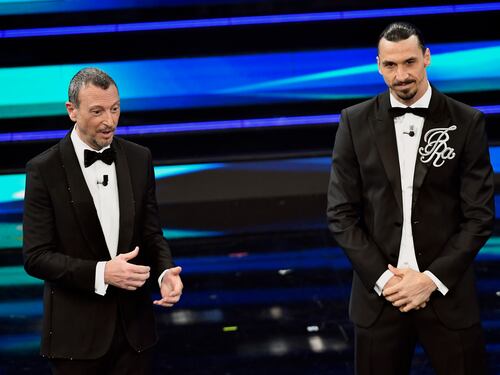 Ibrahimovic sul palco di Sanremo con la giacca col suo logo