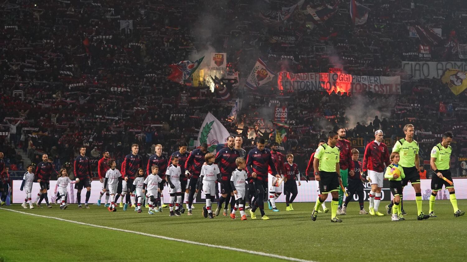 Bologna-Milan nel sangue: accoltellato tifoso rossonero