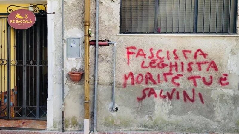 Salerno, scritte contro candidato leghista: "Morite tu e Salvini"