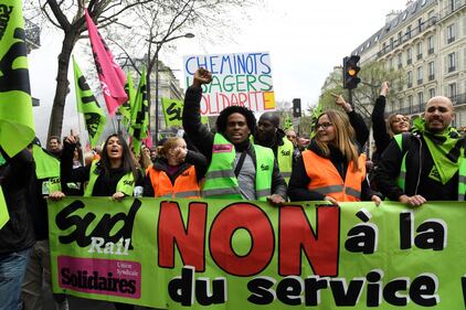 Francia, cortei a Parigi contro riforma trasporti 4