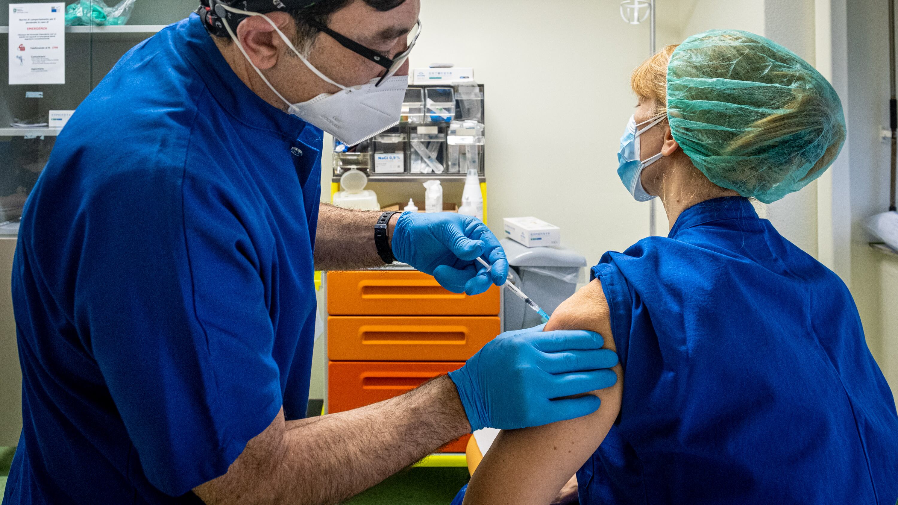 Covid, Consulta "salva" l’obbligo vaccinale: cosa succede adesso