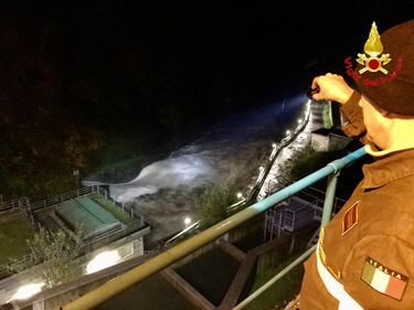 I vigili del fuoco a Luino guardano il fiume in piena 3