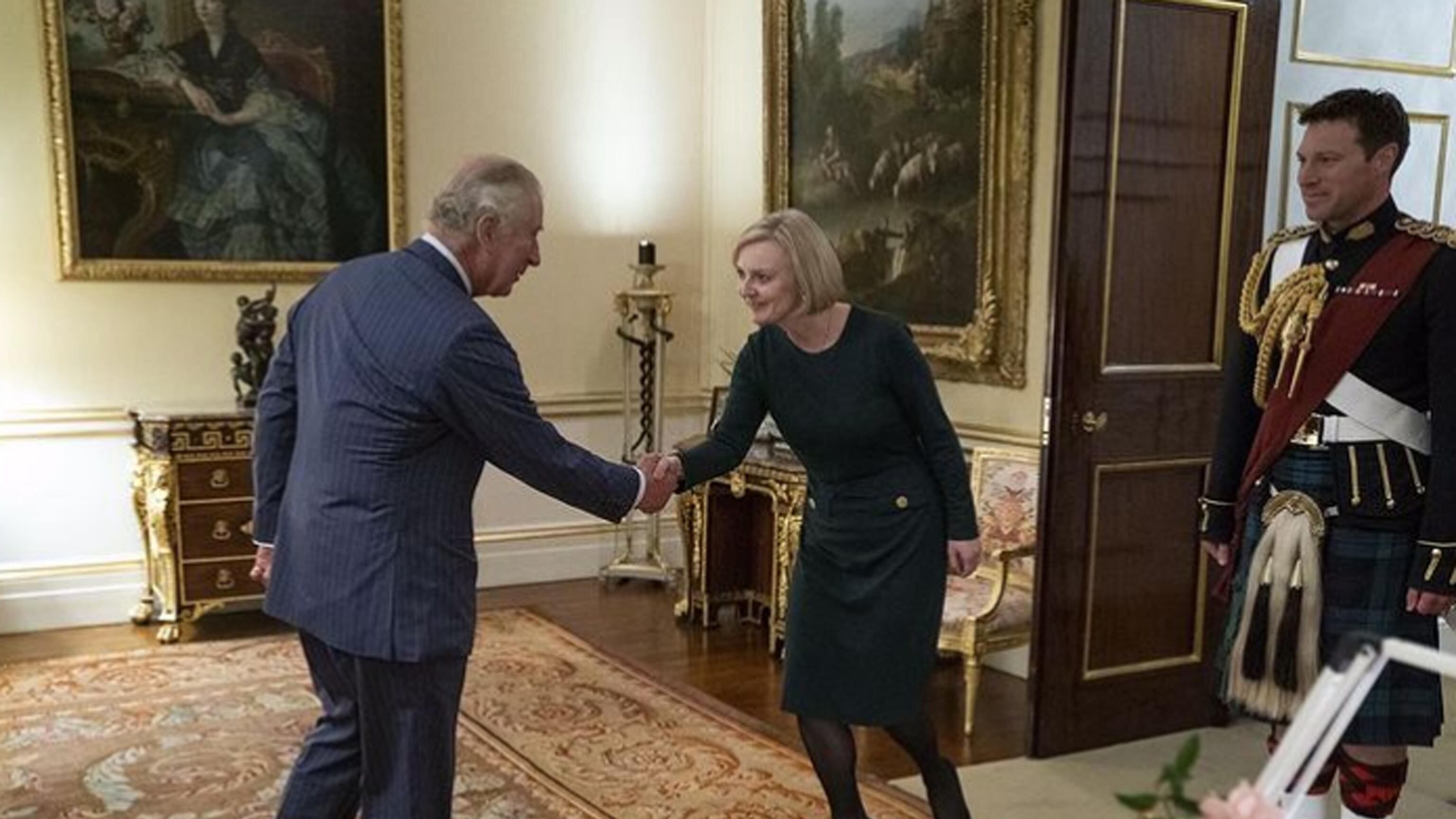 "Oh Cielo! Di nuovo qui?": la gaffe di re Carlo III con Liz Truss