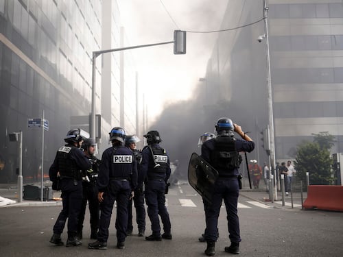 500mila euro alla famiglia del poliziotto: schiaffo della Francia profonda ai vandali