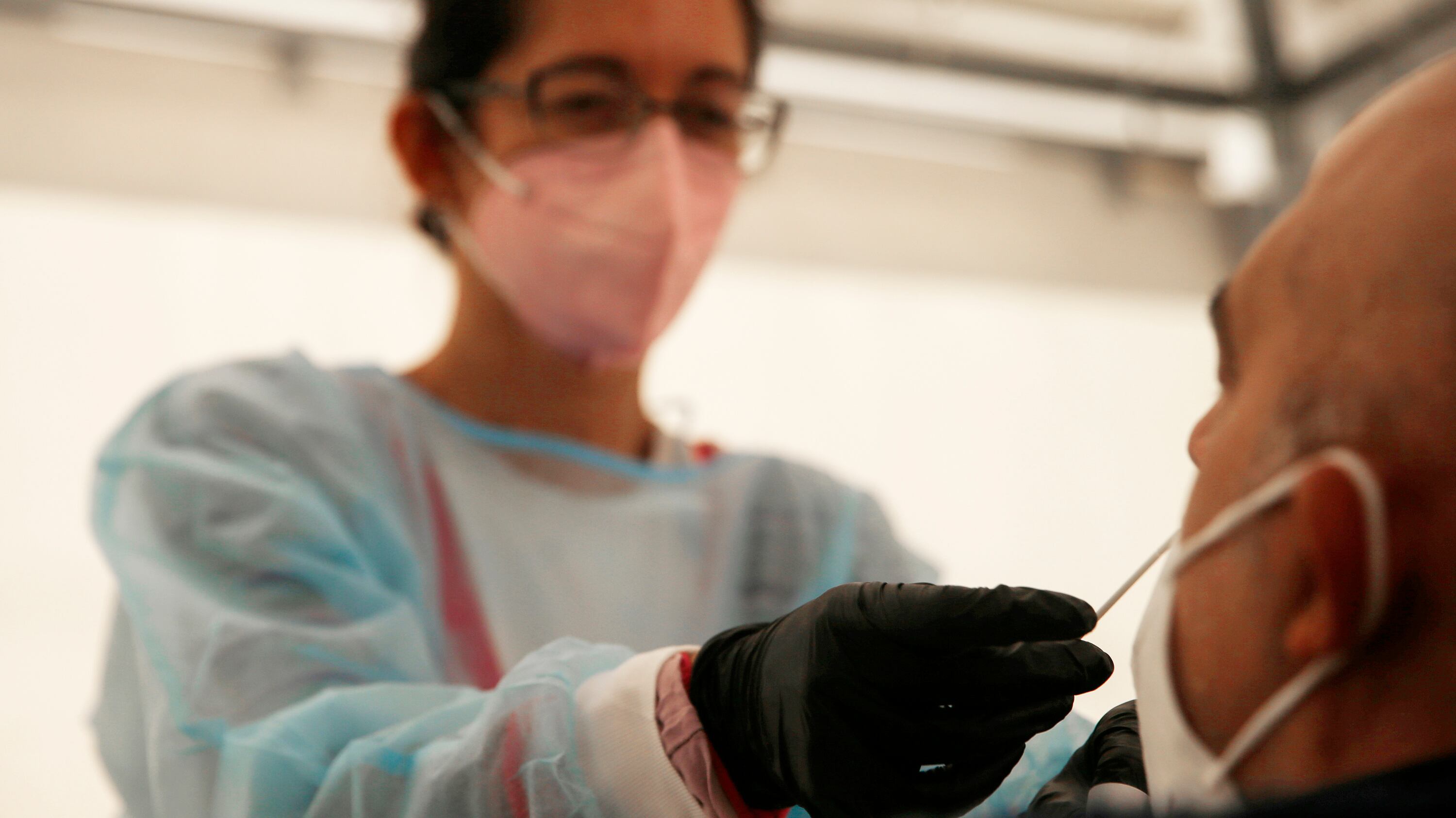 Omicron, tra paure e rassicurazioni. "Più contagiosa ma non più letale"