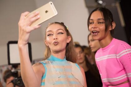 Gigi Hadid a seno nudo per Fendi 27