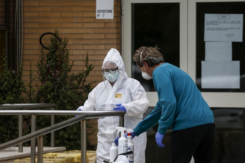 Controlli medici in una residenza per anziani a Civitavecchia (La Presse)