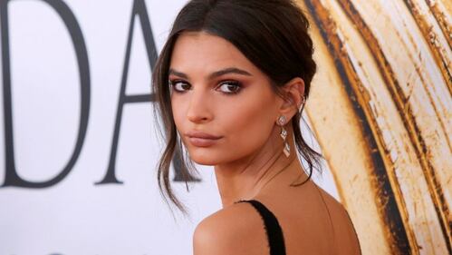 Emily Ratajkowski hot, topless e parrucca rosa 1