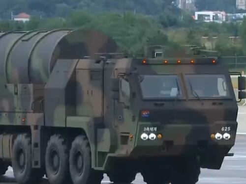 Il bombardiere nucleare e "missile mostro": cosa c'è dietro l'avviso Usa a Kim