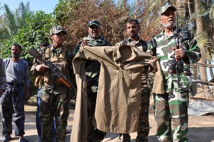 Un abito in stile afghano abbandonato da uno dei miliziani del Califfato a Jurf al Shakar