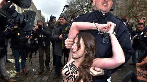 Le Femen contestano DSK 4