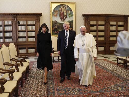 Trump e Melania in Vaticano: stretta di mano con Bergoglio