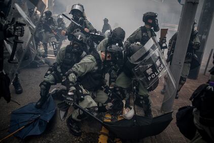 Hong Kong, i violenti scontri tra i manifestanti pro democrazia e le forze dell'ordine 6