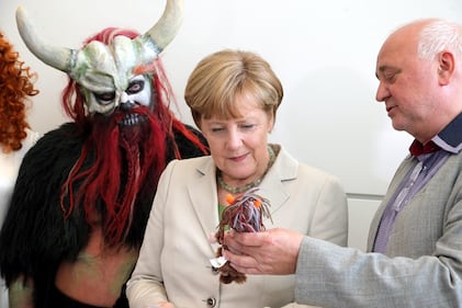 Merkel "con le corna" tradita dalla prospettiva 4