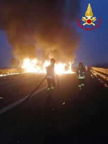 Lodi, cisterna in fiamme sulla A1 1