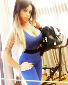 Marika Fruscio, scollatura hot dalla camicia 13