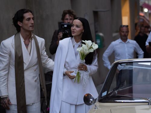 Damiano David e Dove Cameron si sono sposati a Montalcino: nozze intime e folla di fan