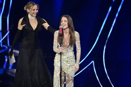 Sanremo 2024: ecco il look della quarta serata del Festival di Angelina Mango 12