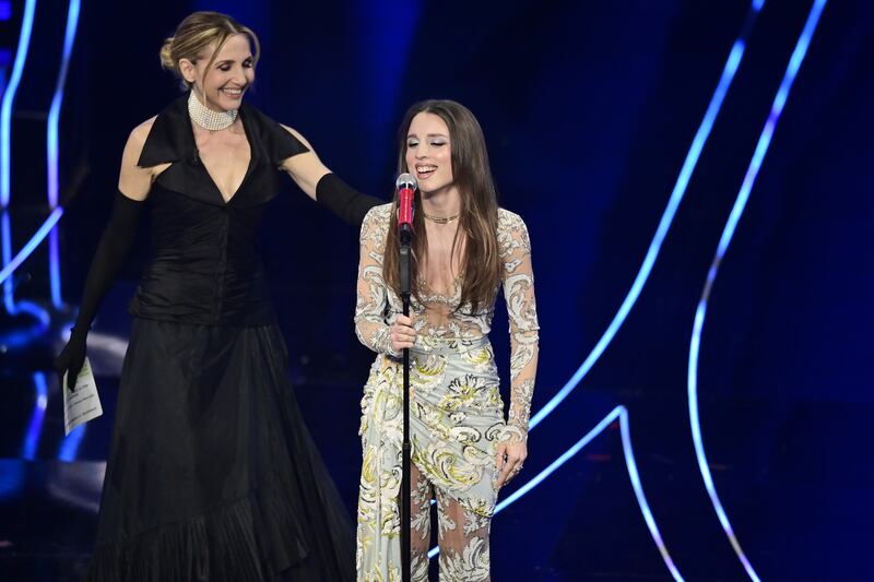 Sanremo 2024: ecco il look della quarta serata del Festival di Angelina Mango 12