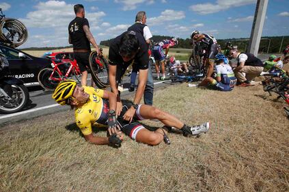 Brutta caduta al Tour de France, gara fermata 11