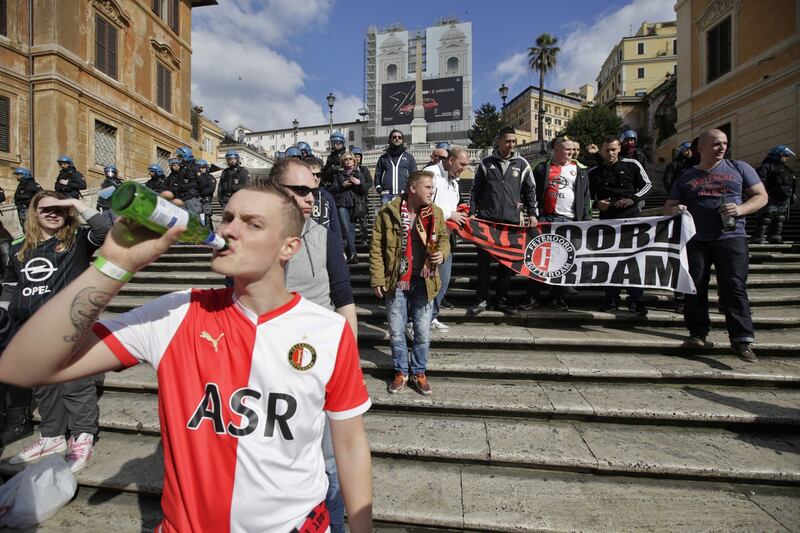 I tifosi del Feyenoord assaltano la Barcaccia di piazza di Spagna 1