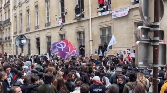 Francia, gli studenti pro Palestina occupano Science Po: lezioni sospese e tensione alle stelle