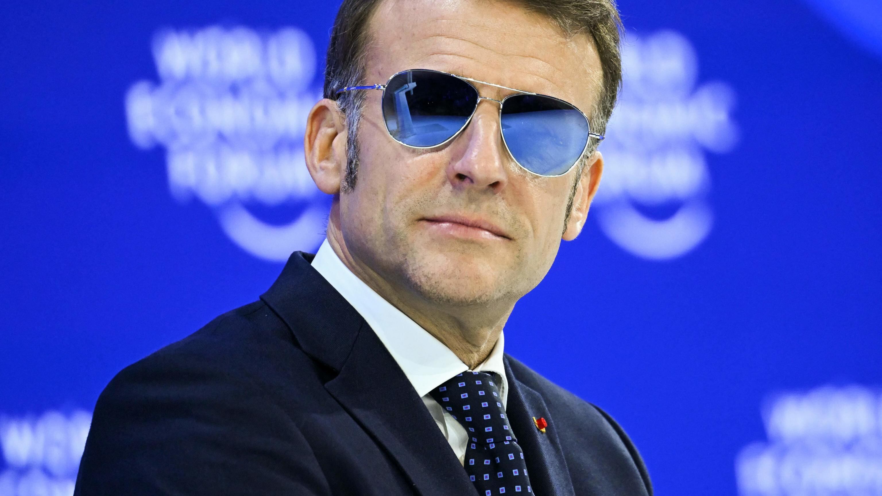 Montatura d'oro e lenti scure, gli occhiali di Macron fanno schizzare il titolo in Borsa