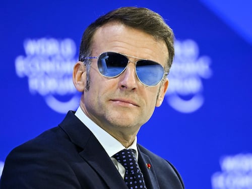 Montatura d'oro e lenti scure, gli occhiali di Macron fanno schizzare il titolo in Borsa