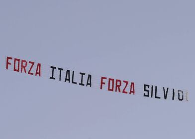 Aereo con uno striscione pro-Berlusconi nel cielo lucchese 9
