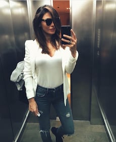 Anna Tatangelo in reggiseno allo specchio 3